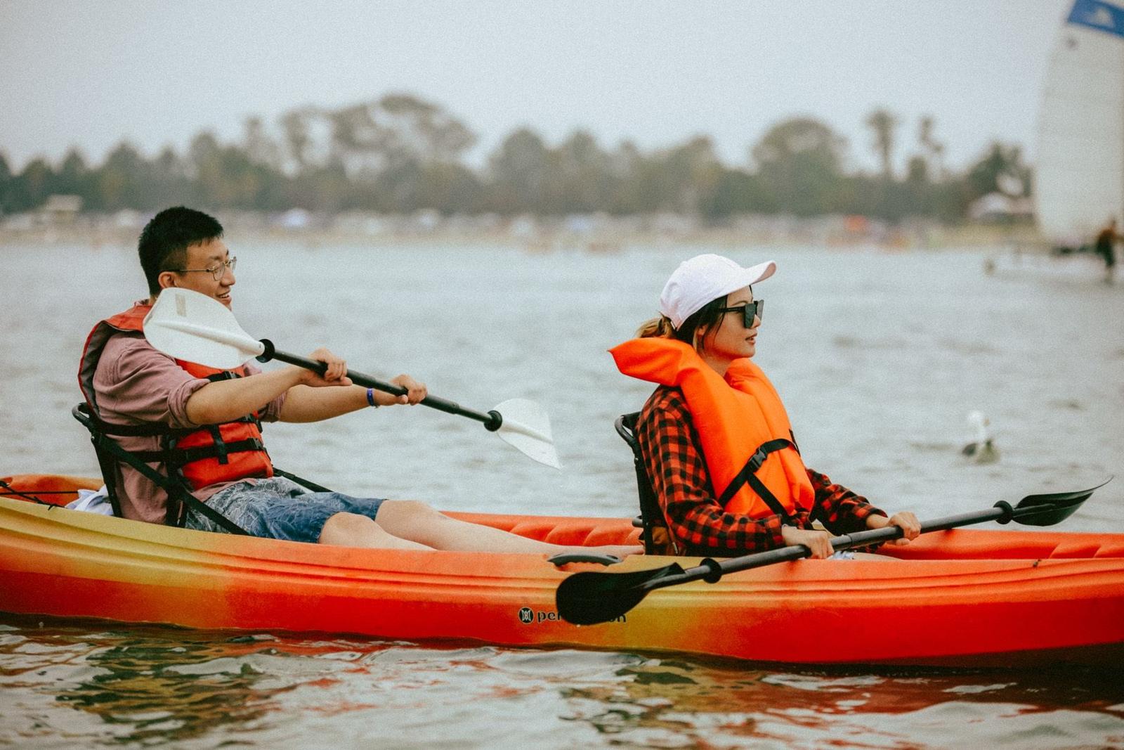 Couple kayaking on Lake Lewisville